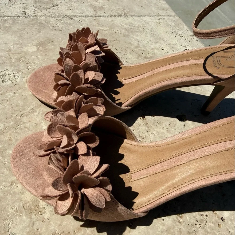 Elegant Floral Women's Sandals in Pink - Picture 12 of 16